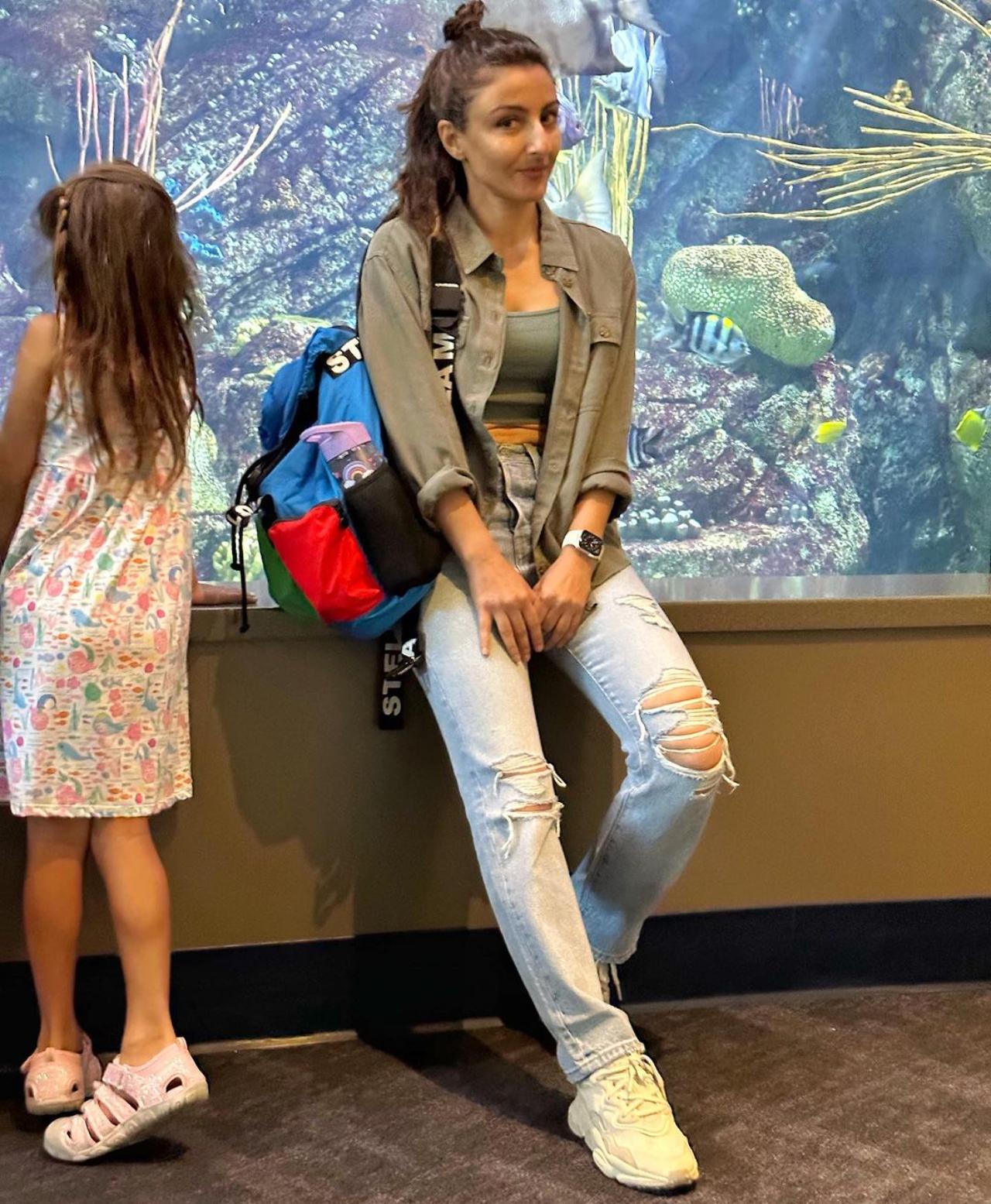Soha is a true style icon - she looks put-together even in the simplest grey-green shirt (her rolled up sleeves add to her suave look) and ripped jeans