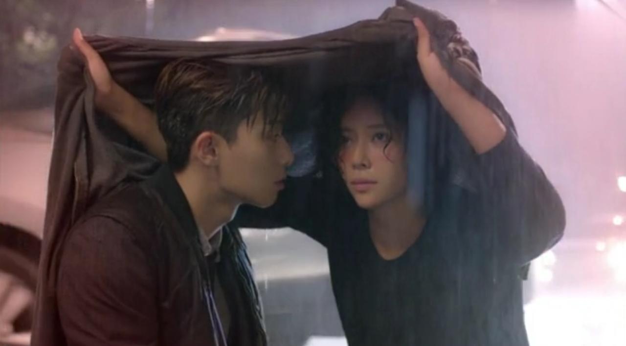 She Was Pretty
Ji Jung Soon recalls a traumatic car accident on a rainy day. Kim Hye Jin chances upon him in the midst of a panic attack. She covers him with a jacket, consoles him and the two share an emotional and charged moment together