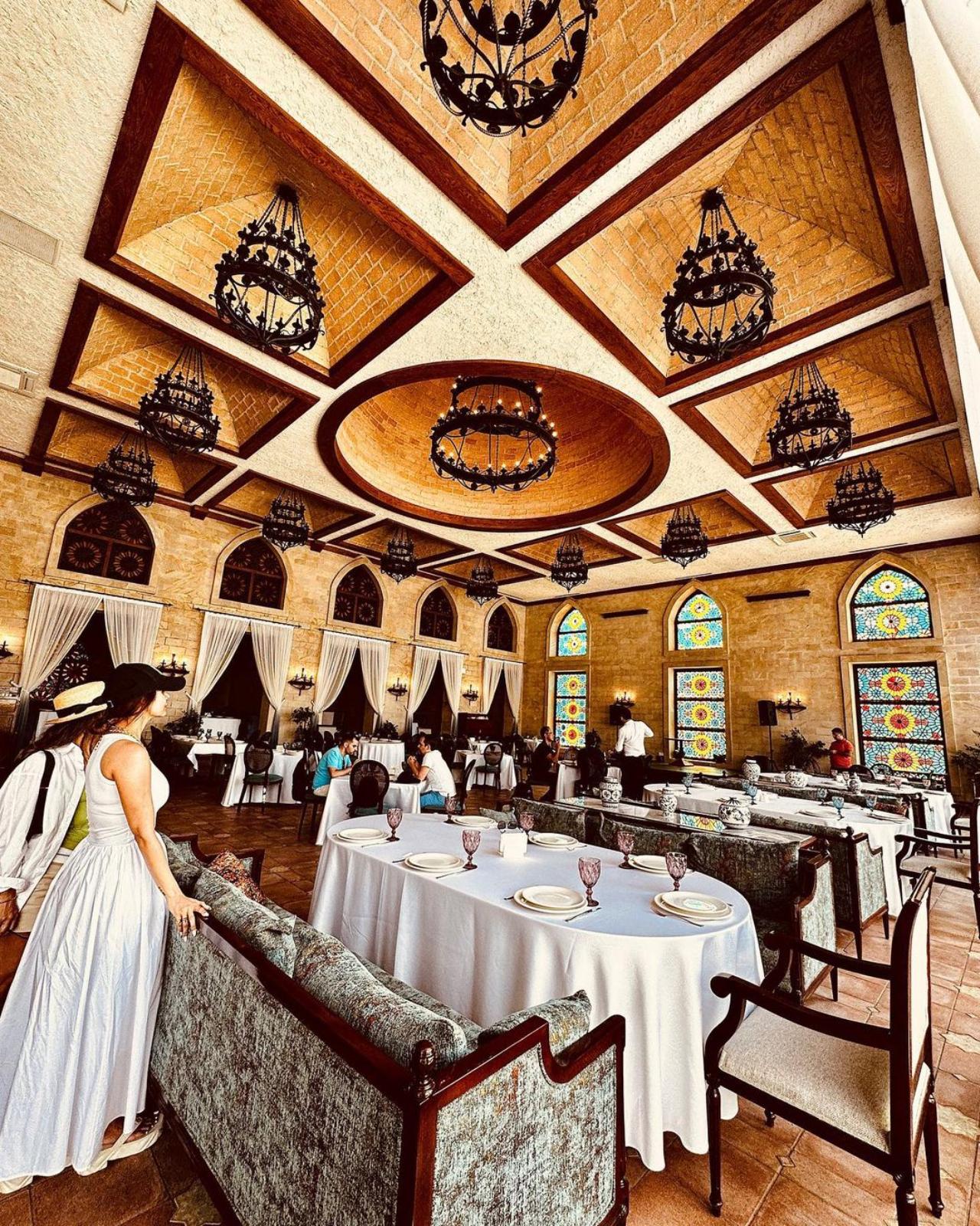 Dining in style! Take a look at this beautiful dining room coloured in warm tones, elegance and medieval charm