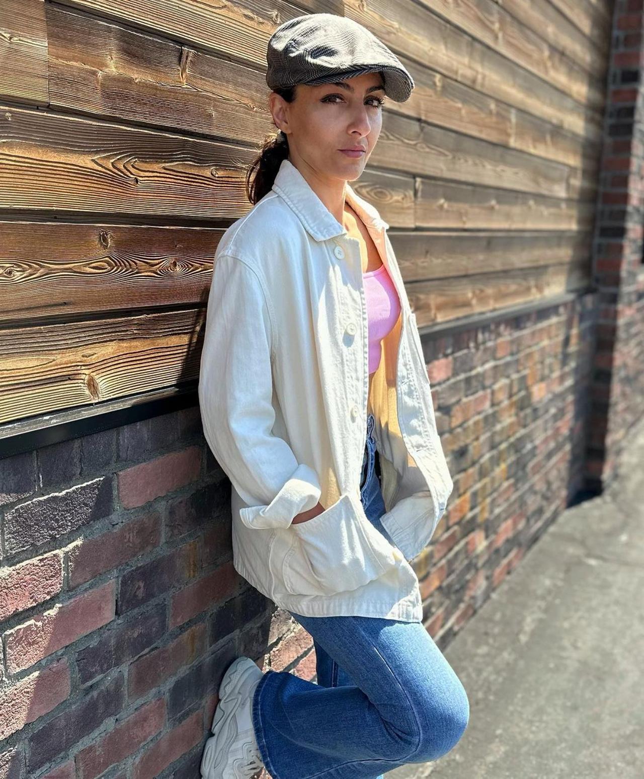 Soha looks laid back in her classy outfit - white shirt, jeans and a Sherlock Holmes style cap? No better way to explore and do a little sleuthing (for the best cafes of course) on holiday