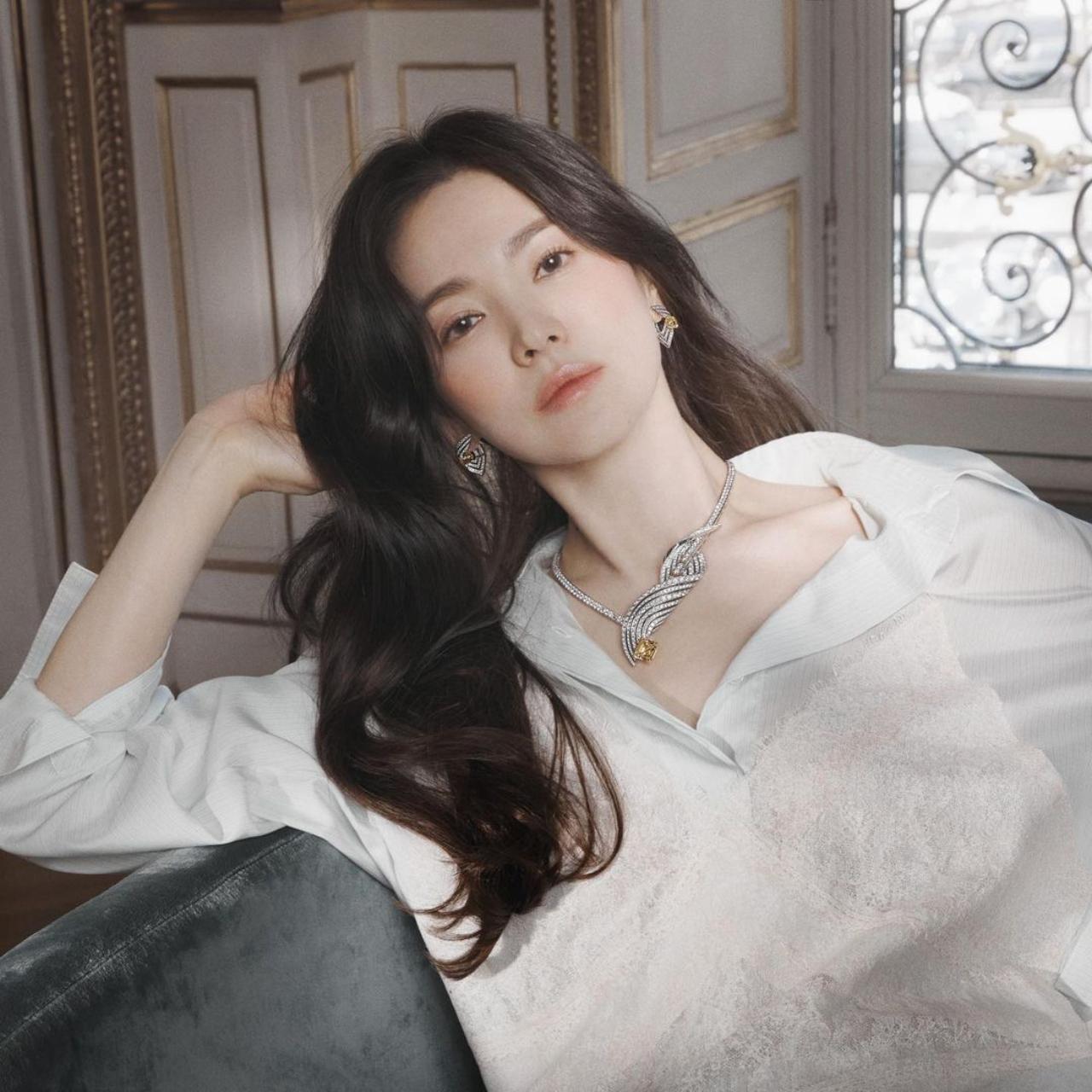 Hye Kyo also represented jewellery label, Chaumet and her elegant and graceful image perfectly heightened the beauty of the Maison's creations. Hye Kyo wore several of Chaumet's elegant jewels while promoting for the label, from everyday pieces to sophisticated high jewellery creations