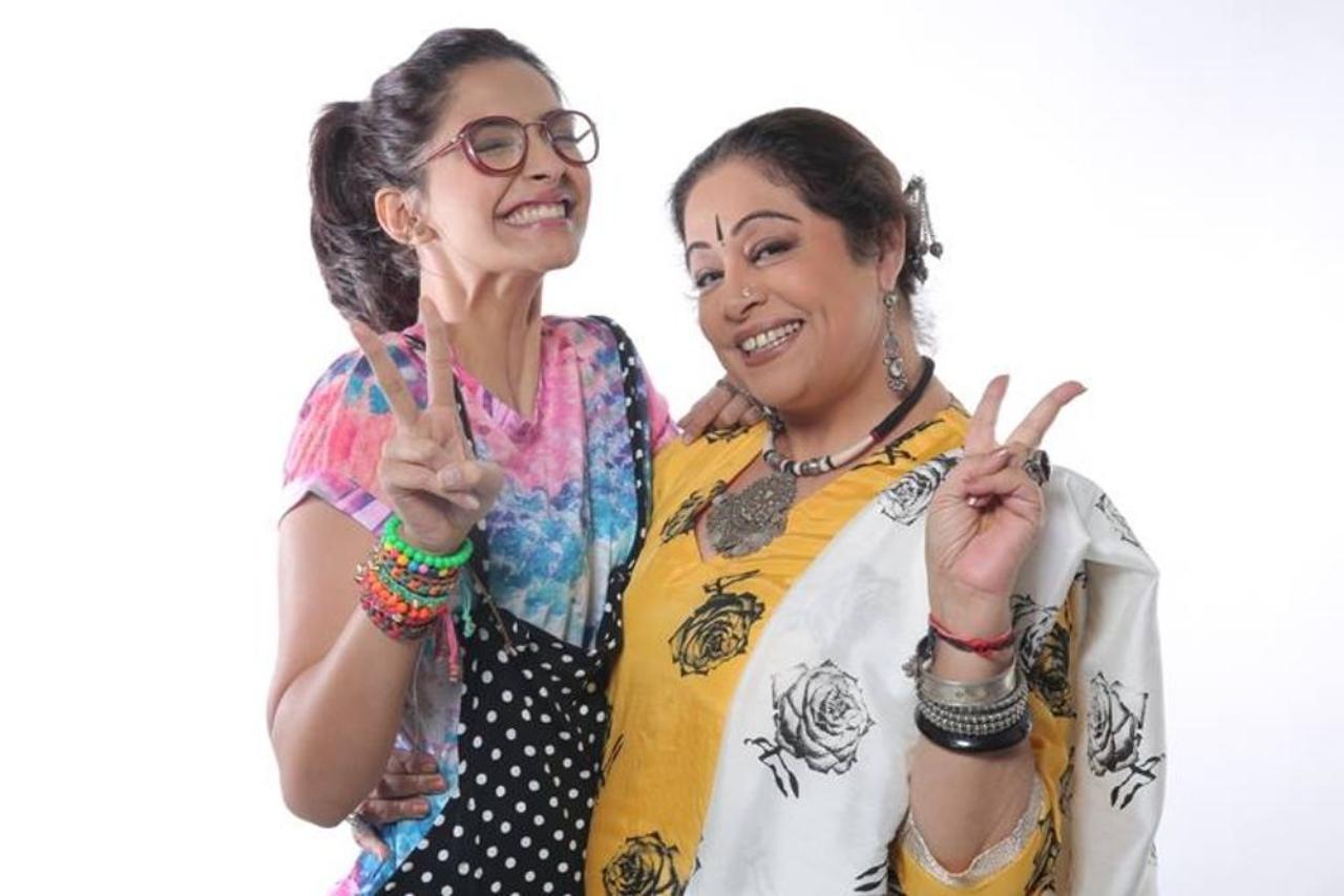 Mili and Manju in Khoobsurat
Mili and Manju share a rather eccentric bond, but like the unusual nature of the film itself. Mili is a vivacious physiotherapist in the film. Her no-nonsense loud Punjabi mother always has her back no matter what. She lets Mili call her by her name, dispenses crucial pieces of advice on everything from how to deal with the royals and also untangle her love life