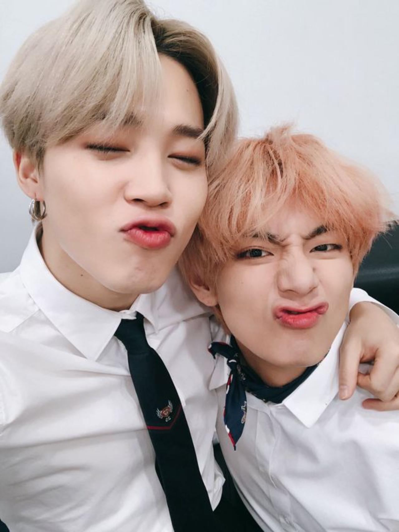The '95 liner Taehyung and Jimin friendship is legendary amongst Korean fandoms. The two have been inseparable since the beginning of their trainee days. Born in the same year, they could drop honorifics and speak comfortably with each other. Taehyung wrote a song for Jimin called '4 'o clock' - a track that expressed their late night conversations and consolations, an homage to their enduring friendship