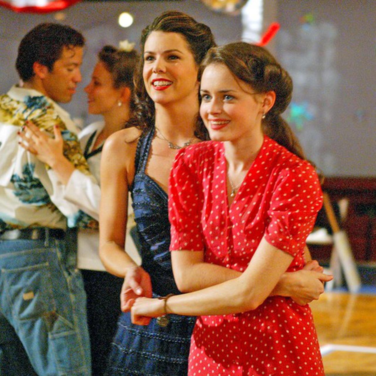 Lorelai and Rory in Gilmore Girls
Lorelai and Rory Gilmore are the OG mother-daughter duo! Lorelai Gilmore is born into a wealthy household, but her rebellious streak is at odds with the rules of the prim and proper Gilmores. Lorelai finds this life pretentious, and runs away with her daughter, Rory to neighbouring small town, Stars Hollow after getting pregnant at 16