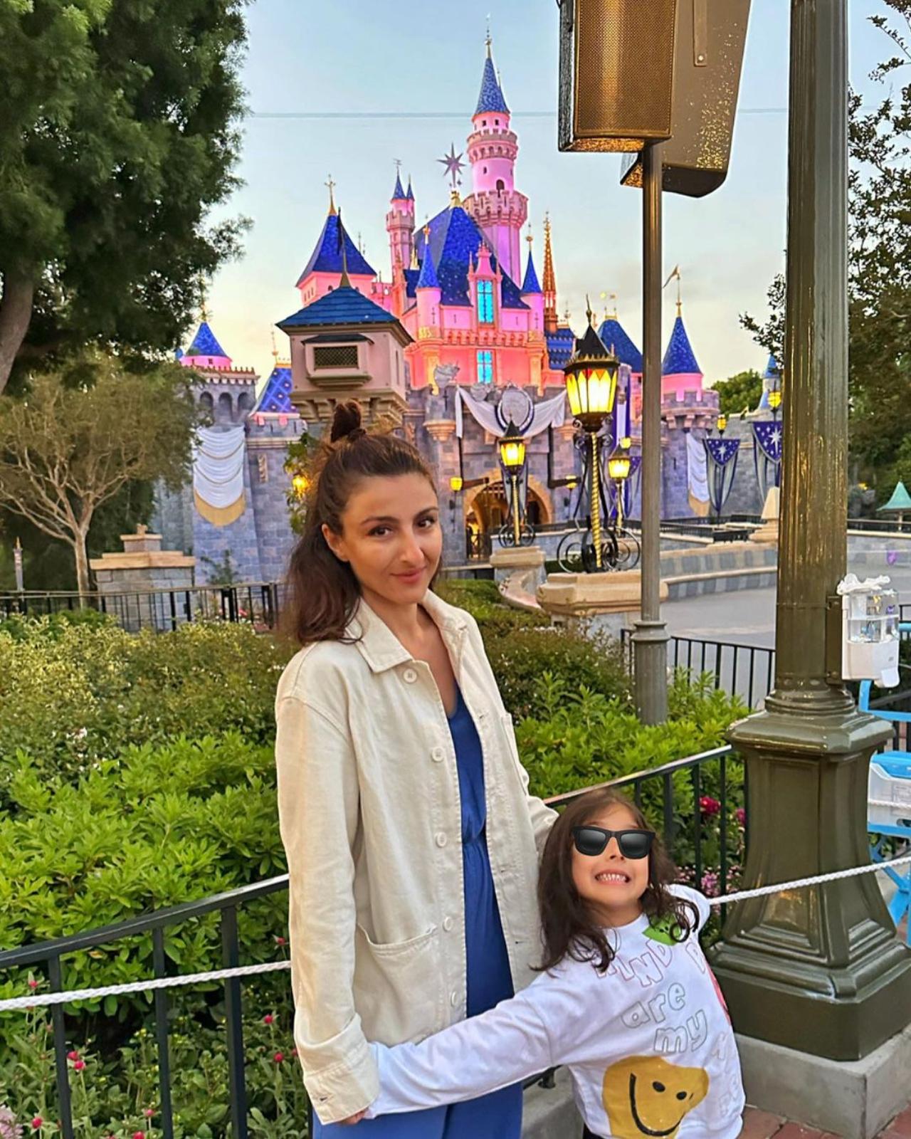 Sweetest Inaaya is here to pose with her mother! She looks (ultra) excited about the glowing pink castle in the background