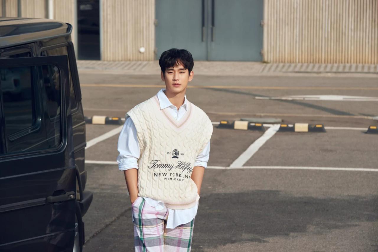 Soo Hyun also looked like the evergreen American heartthrob in this New York City white knit sweater and plaid pants