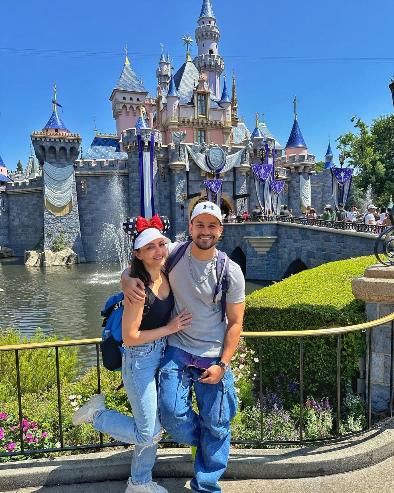 A trip to the USA without a detour to Disneyland? No way! Kunal and Soha look picture perfect against the iconic Disney castle
