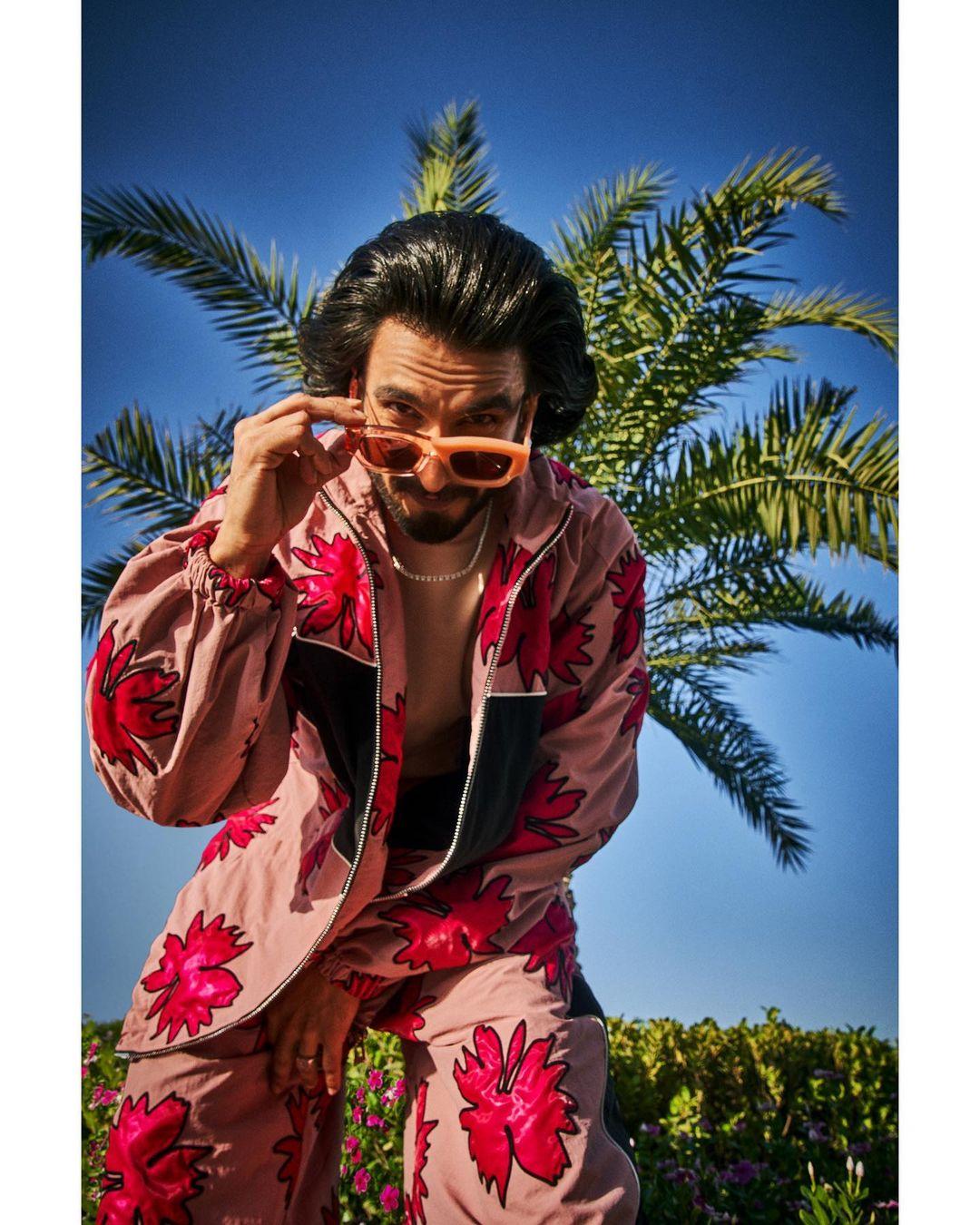  Rocking a coordinated ensemble, both the bottoms and the jacket boasted the same captivating print, creating a visually striking effect.