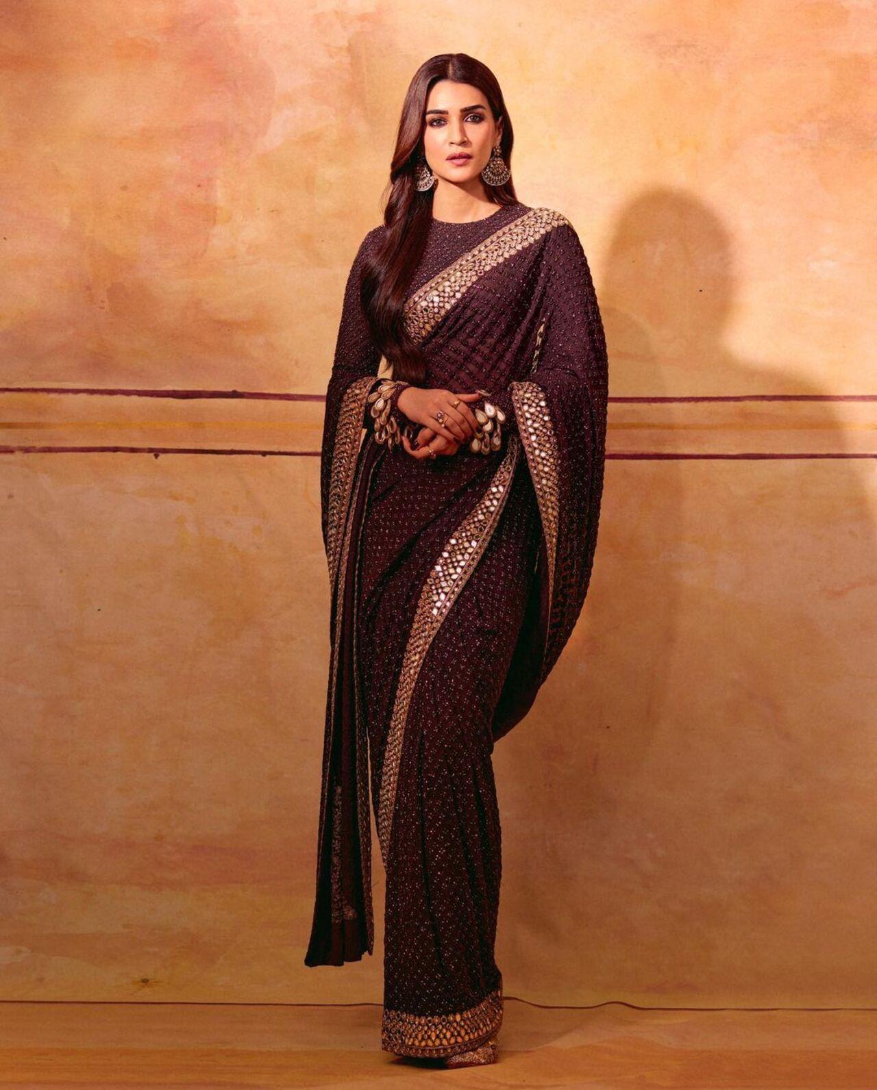 The actress opted for full sleeves matching blouse to pair with her beautiful saree