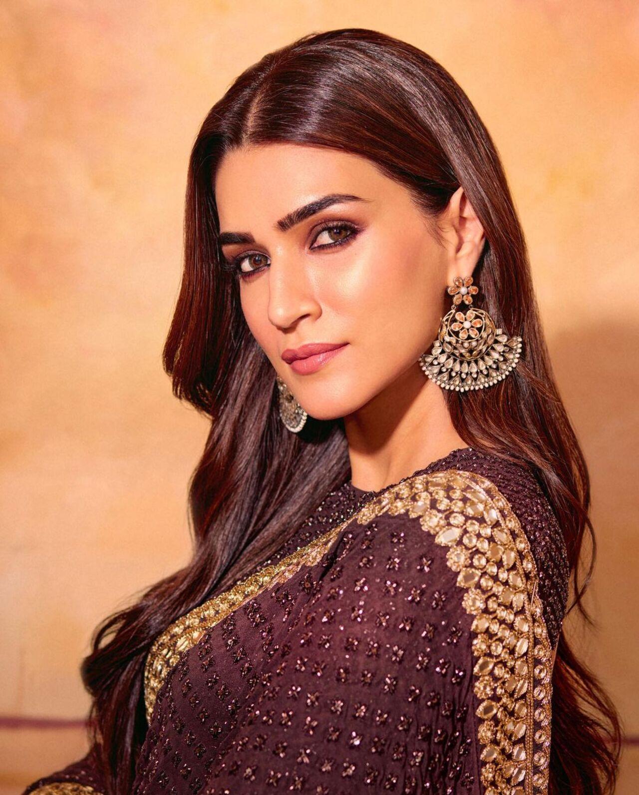 For her look, Kriti chose to have smoky eyes, paired with nude lipstick, and subtle makeup