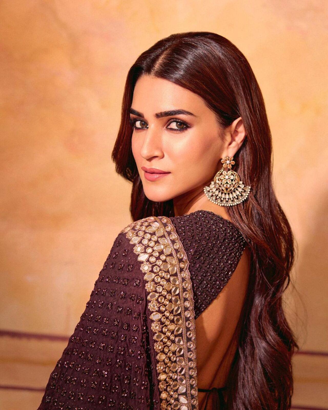 Kriti chose to wear heavy earrings to complement her saree. With her soft curls, Kriti looked stunning