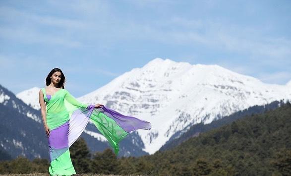One more stunning look of Alia Bhatt from the song Tum Kya Mile, shot against snowcapped mountains in Kashmir