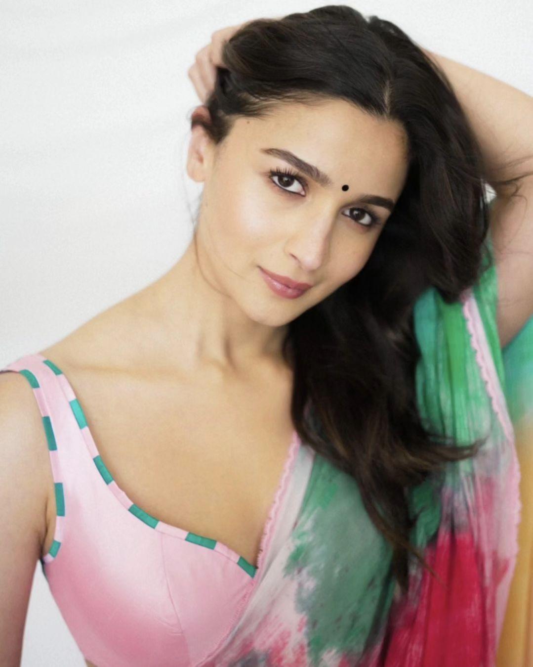 Slaying the saree game, Alia dons a mesmerizing tie-dyed ensemble that's stealing hearts!
