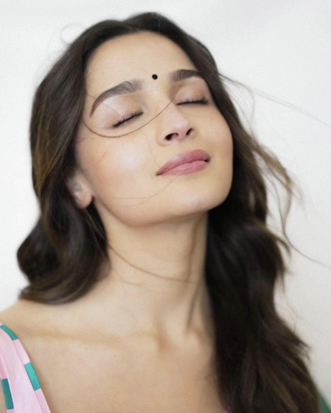 Alia Bhatt's subtle makeup and delicate bindi add a touch of elegance to her mesmerizing look
