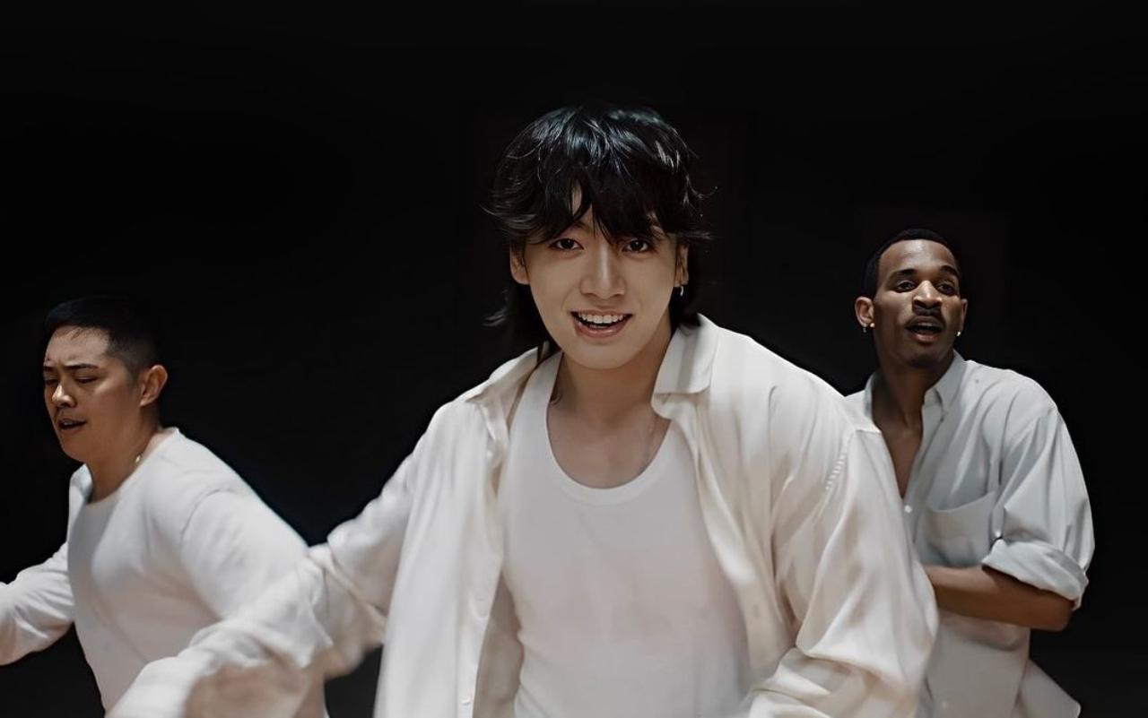 Jungkook said that it is because of ARMYs' support that he became more confident, aspired to be ‘cooler’ and give better performances. This certainly shows in the stunning performance of video of ‘Seven’ released by Big Hit Music