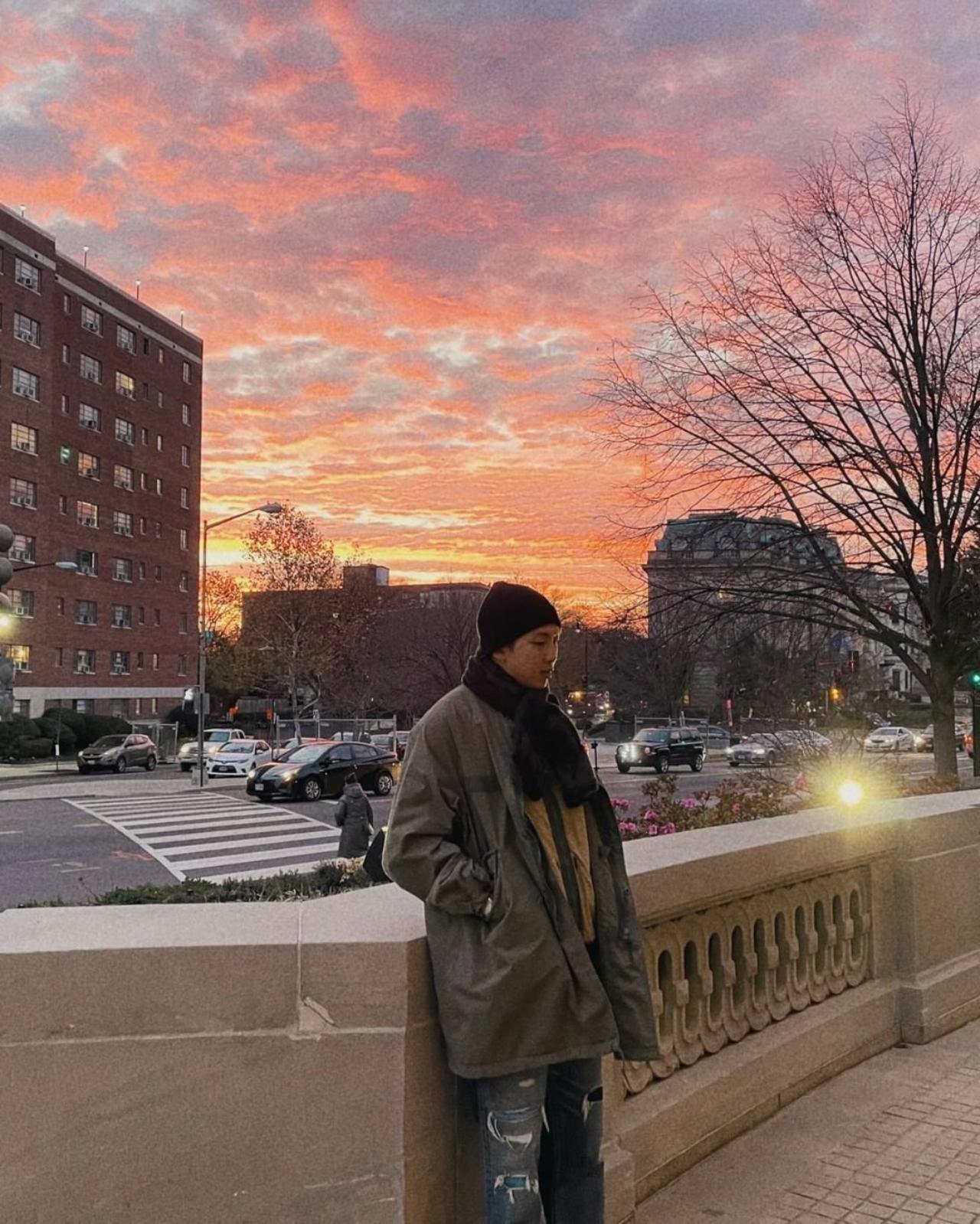 Born on 12th September, 1994, Namjoon's zodiac sign is a Virgo, which is an earth element. It seems like the BTS leader's style preferences align perfectly with his innate earthy energy. Namjoon seems to be enjoying brilliant winter sunset skies with a cosy fit
