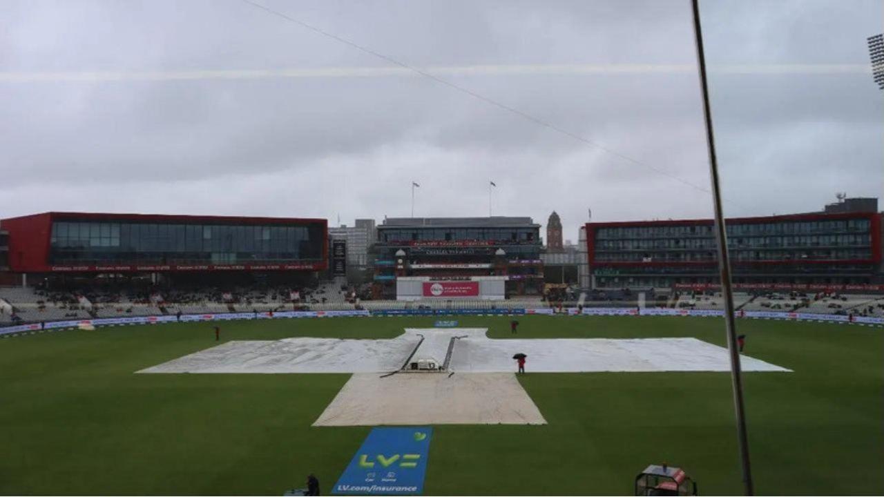 Australia were at 214/5 on Day 4. However, no play took place on Day 5 as rain played spoilsport. In a disappointing turn of events for England, who had substantial chances of winning the fourth test, the match was declared a draw and Australia retained the Ashes. (Pic: Twitter/Cricketcomau)