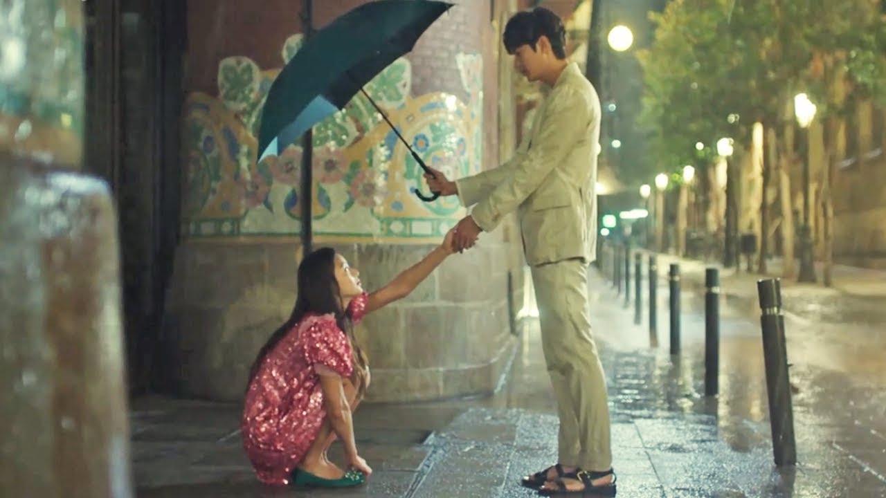 Legend Of The Blue Sea
This timeless Kdrama has to have a rain scene. Shim Cheong patiently waits for Heo Joon Jae when she is stranded in the midst of a heavy downpour. And even against all odds, he offers her his umbrella and helps her to her feet