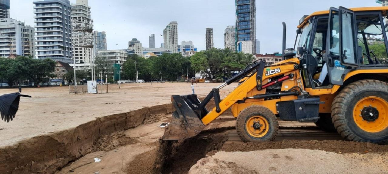Most parts of Mumbai received light rains with occasional spells of moderate to heavy showers on Friday, but the India Meteorological Department (IMD) has predicted heavy to very heavy rainfall in the city