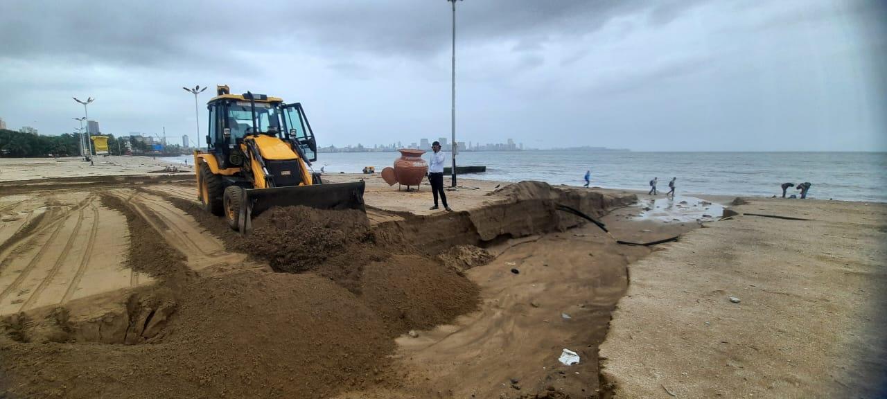 According to the Brihanmumbai Municipal Corporation (BMC), there was a 3.46 metre high tide in the Arabian Sea at 8.08 am and the next high tide of 3.20 pm