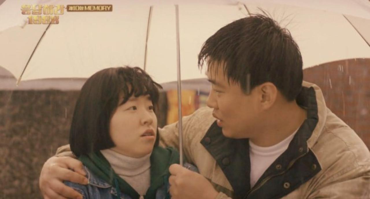 Another super romantic falling-in-love under an umbrella moment from Reply 1998. This couple has a happier ending