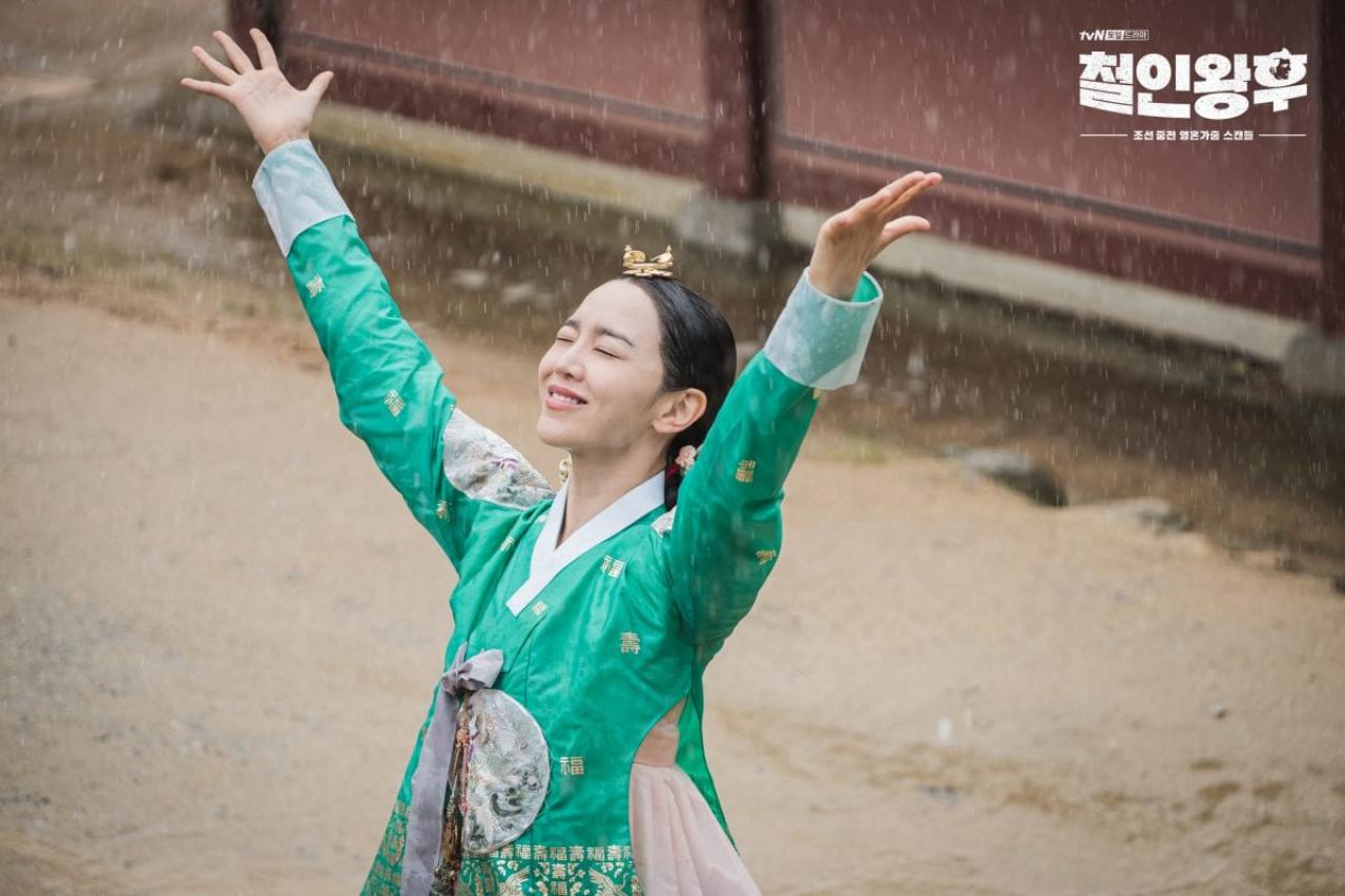 Mr. Queen
The queen, believing she has found the solution to go back to her true form (a modern-day male chef) rejoices in the rain. The King glances at her and is absolutely smitten!