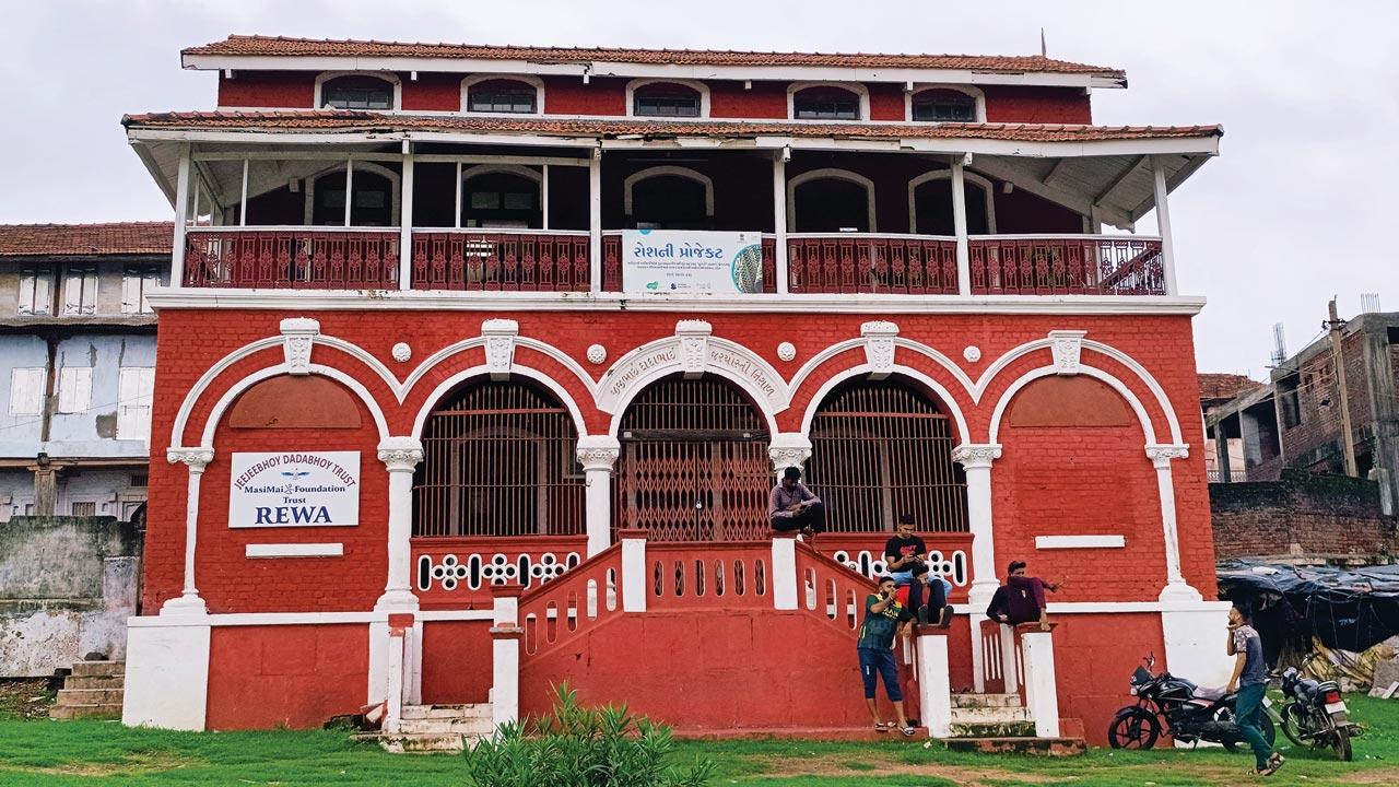 The intricate patterns of the sujni come from arranging a combination of squares and rectangles, each in a different colour. The building, built in 1926, used to house Bal Mandir nursery that Pilloo Ginwalla attended