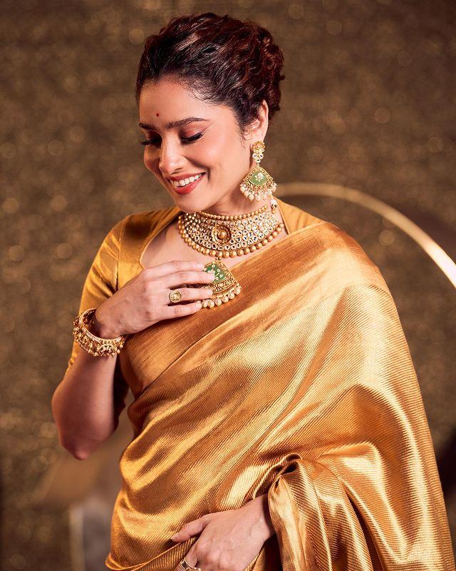 Giving all the royal feels, Ankita draped a golden saree with a hint of copper