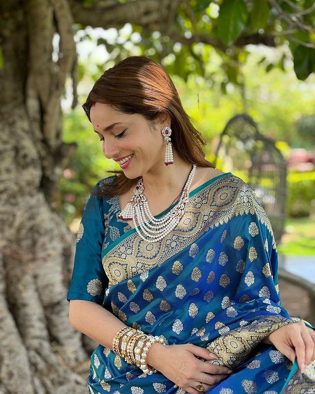 The printed blue saree and white jewellery make Ankita looks like a princess