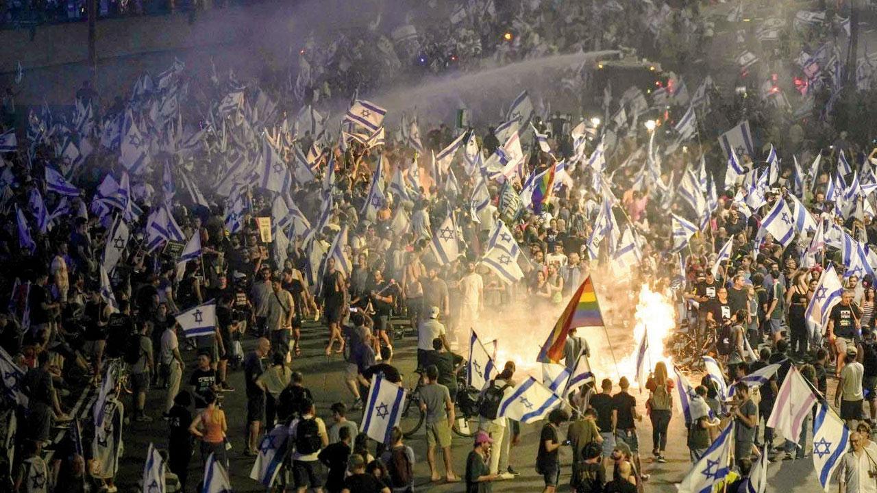 Thousands cripple Tel Aviv highway
