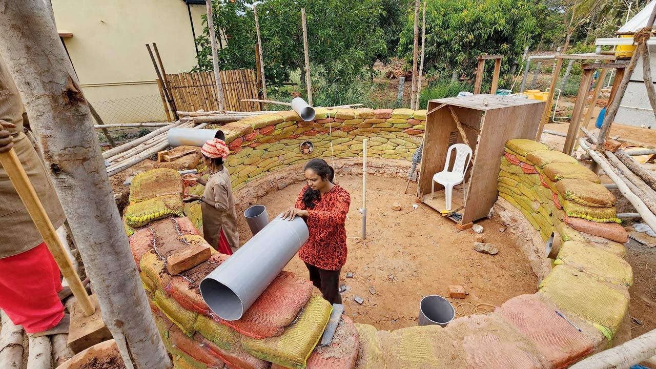 How these women are building The Hobbit House with earth-friendly techniques