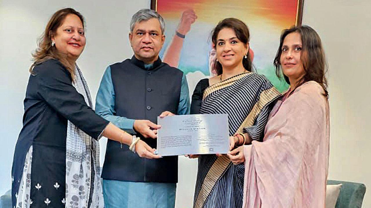 (From left) Minal Bajaj, Shania  Chudasama Munot and Abha Narain Lambah present the UNESCO plaque to Union minister of Railways (centre)