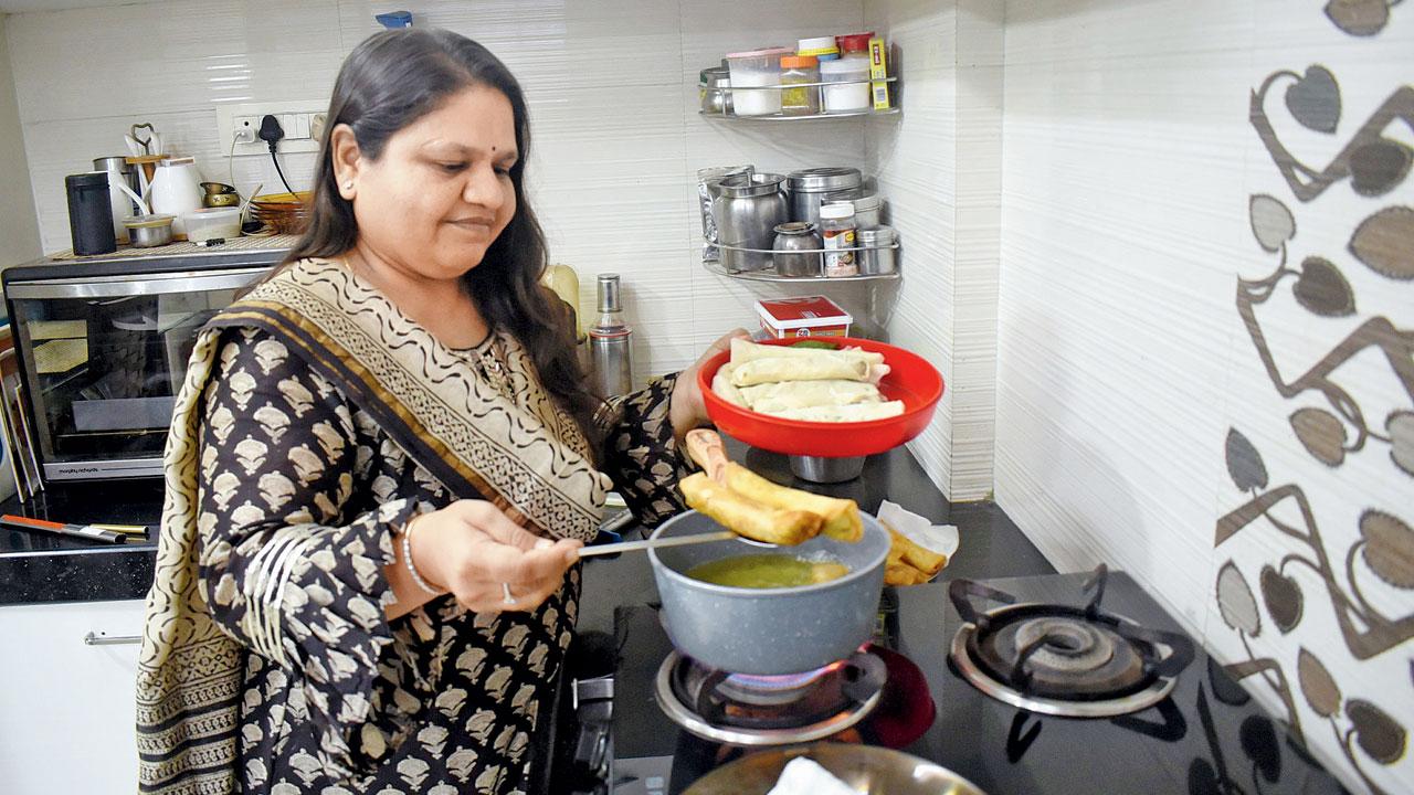 Bijal Shah making pesto paneer cigars. Pics/SAMEER MARKANDE 