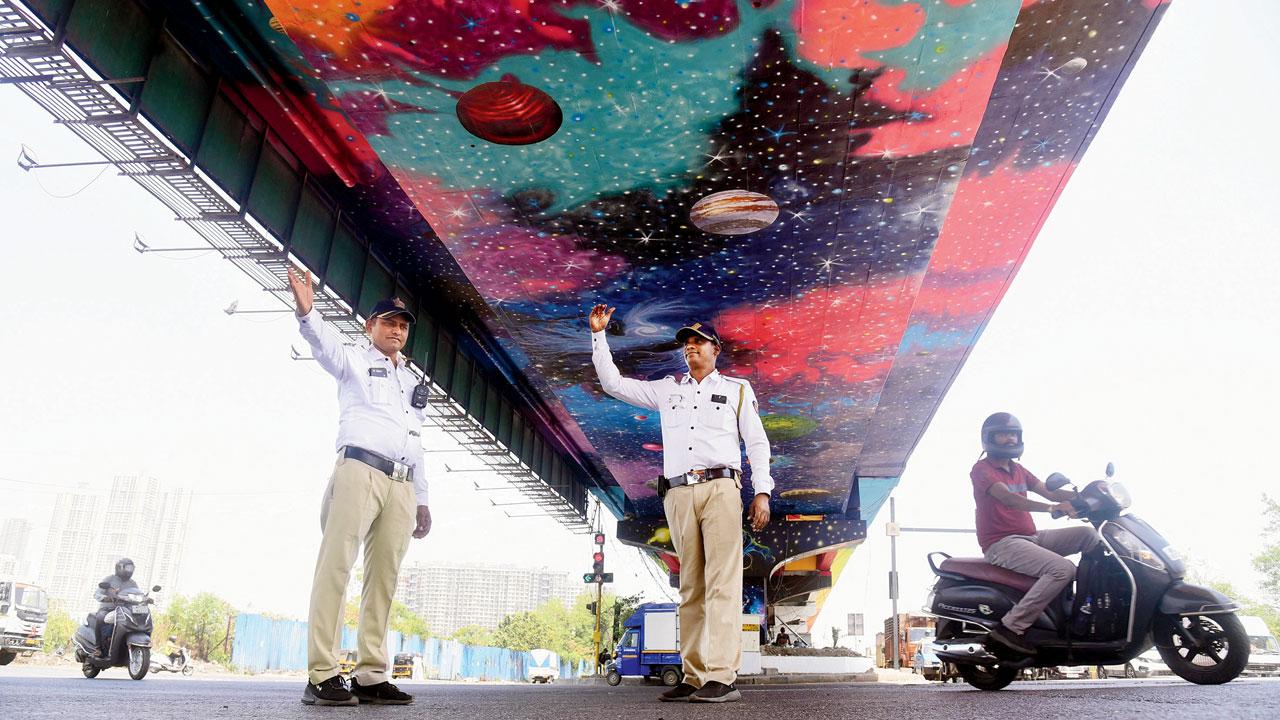 Traffic police officers monitor vehicles on Jogeshwari-Vikhroli Link Road on April 6. Representation Pic/Shadab Khan