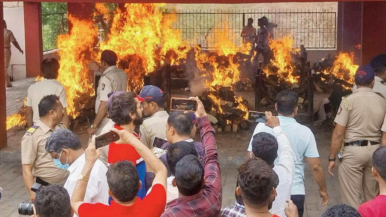 Samruddhi Expressway: Kin accept mass cremation