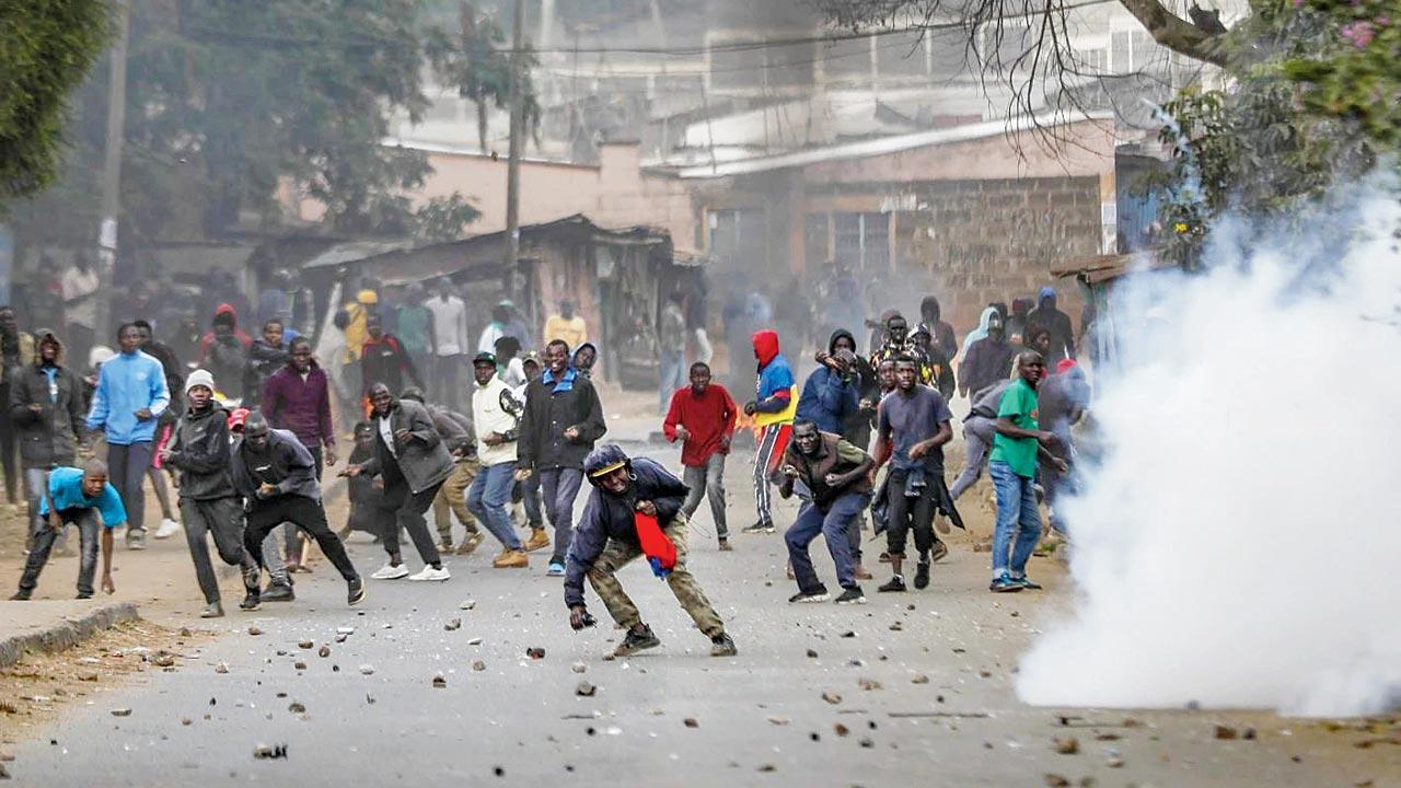 Civilians injured amid anti-government protests in Kenya