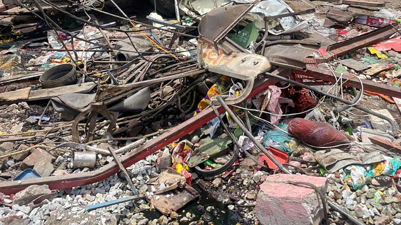 The brakes of the truck failed, following which its driver lost control over the wheels. It hit multiple vehicles including an another container from the rear side
