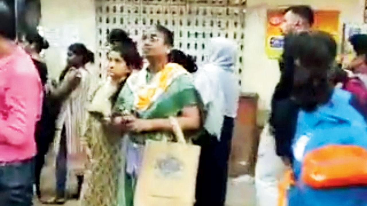 The queue near Dombivli railway  station. Pic courtesy/Twitter