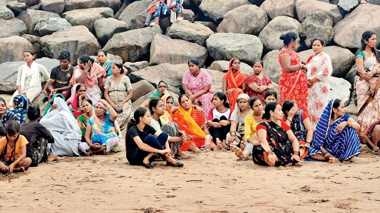 Mumbai: Strong currents pull three teenagers into sea at Marve