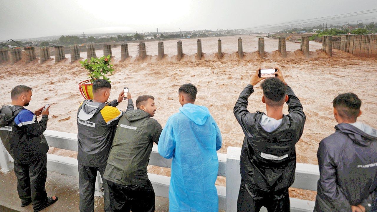 Flood threat in Jammu now; 7 killed in landslides