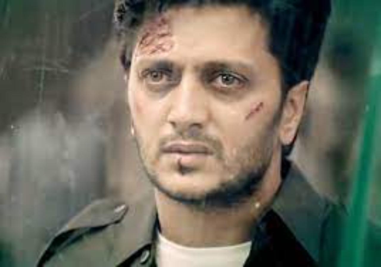 Riteish Deshmukh-Ek Villain: Riteish portrayed the villain in this film. His nature was harsh and showed no pity to his prey. He does not do much of the negative roles, but this grey character suited him nicely 