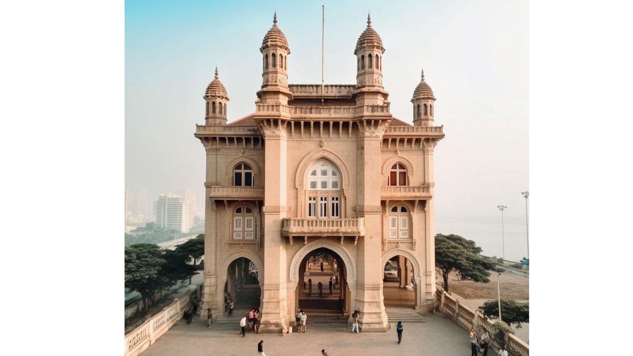 Manoj Omre’s attempt with the Gateway of India