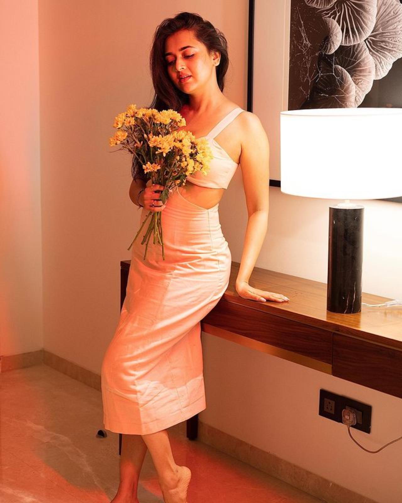The deep-neck white gown fits perfectly on her body 