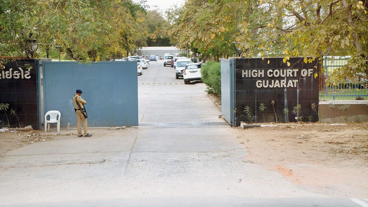 Suicide bid foiled in Gujarat HC