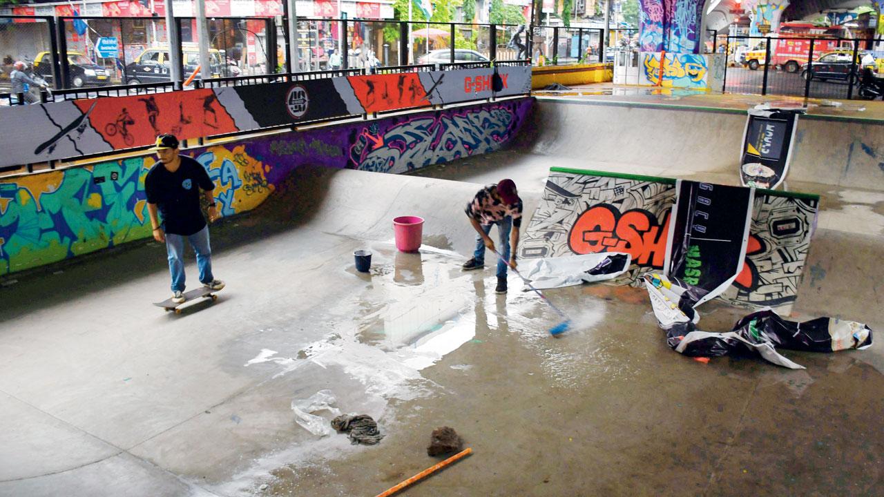 Skateboarders cleaning the track before practice. Pics/Ashish Raje