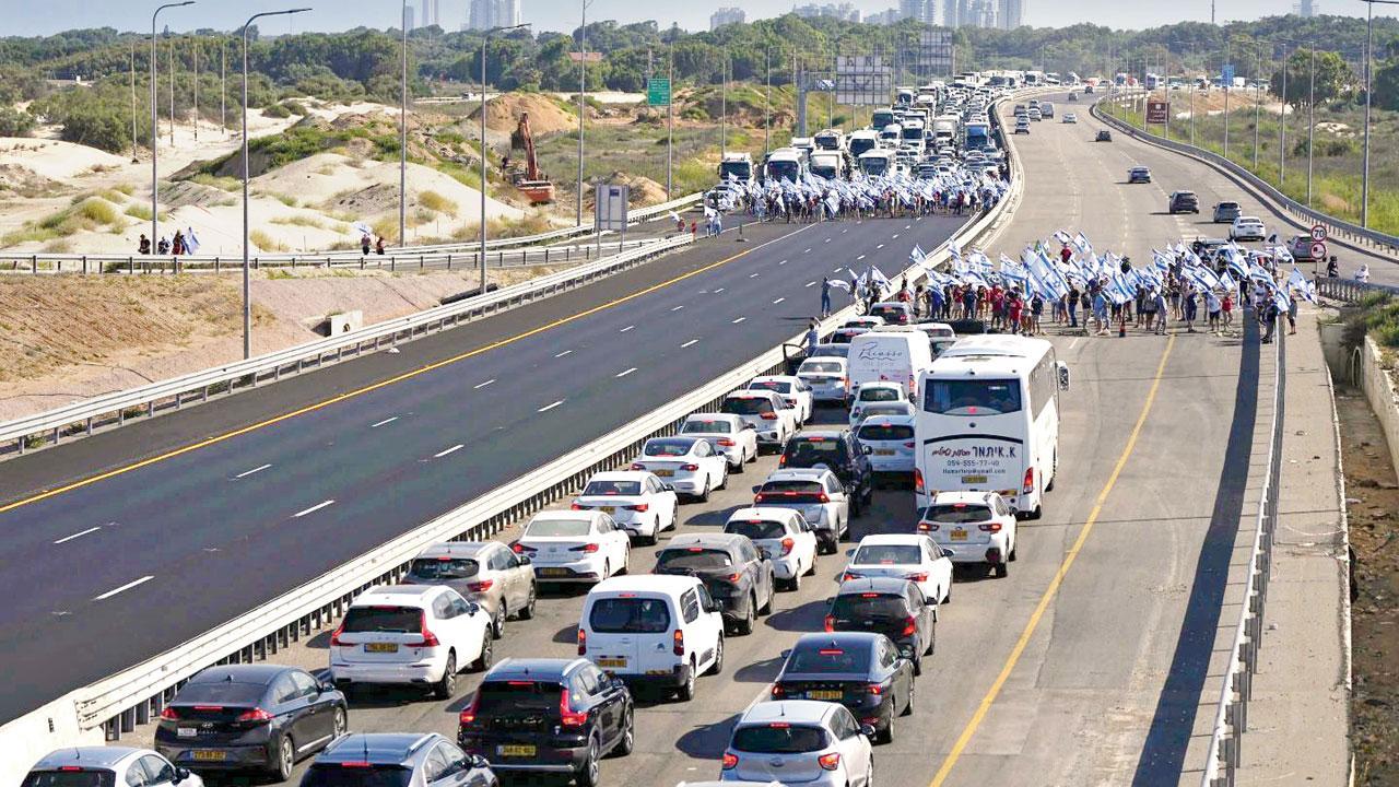 Israelis block highways in nationwide protests