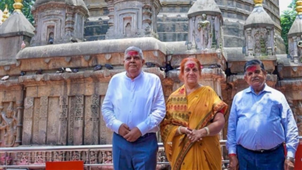 The Vice-President and his wife first prayed at Saubhagya kund (pond) of the temple before entering the sanctum sanctorum to pay their obeisance. They also made a 'parikram' (circumambulation) of the temple
 