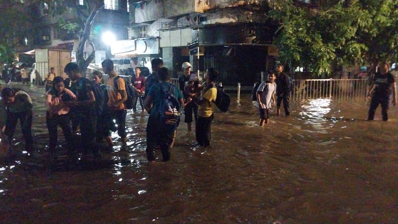 Due to waterlogging issues, the BEST buses plying on the roads in Sion have been diverted (Pic/Ashish Raje)