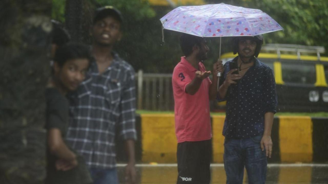 Rains slowed down vehicular movement on roads at some places, but overall there was no major traffic snarl anywhere, authorities said (Pic/Atul Kamble)
 