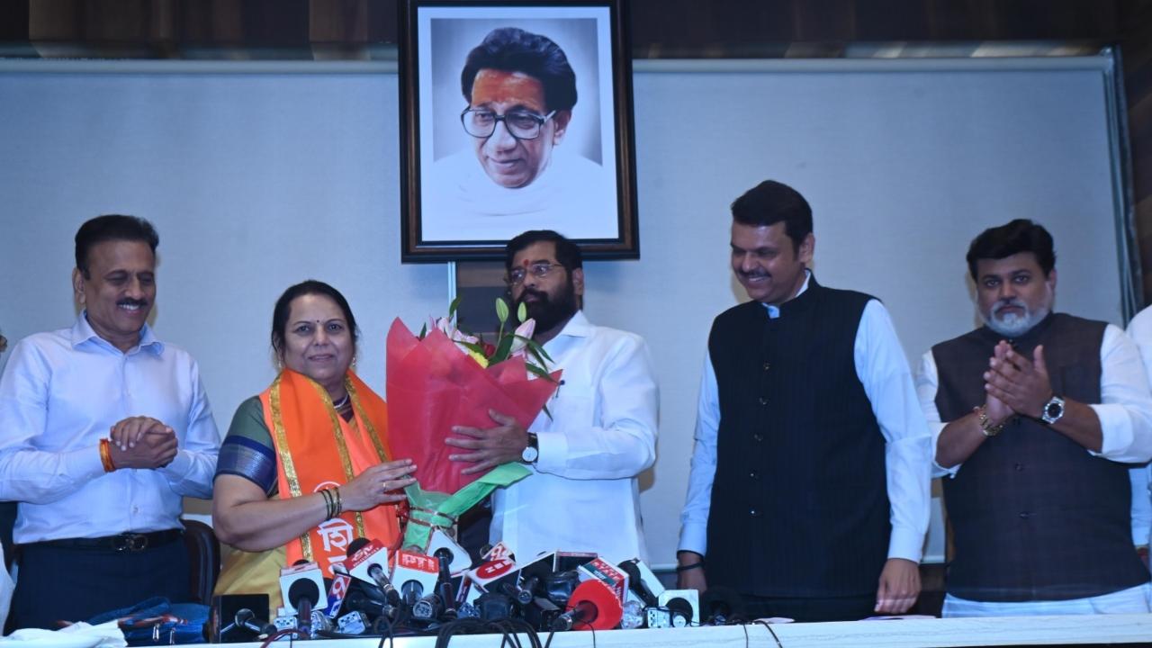 Deputy Chairman of Maharashtra Vidhan Parishad (Legislative Council) Neelam Gorhe officially joined Shiv Sena in the presence of Maharashtra CM Eknath Shinde and Maharashtra Deputy CM Devendra Fadnavis
 